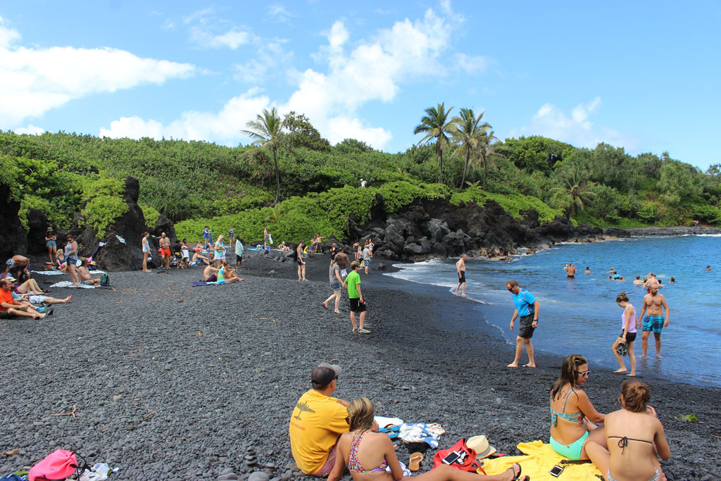 Waianapanapa Black Sand Beach met een menigte