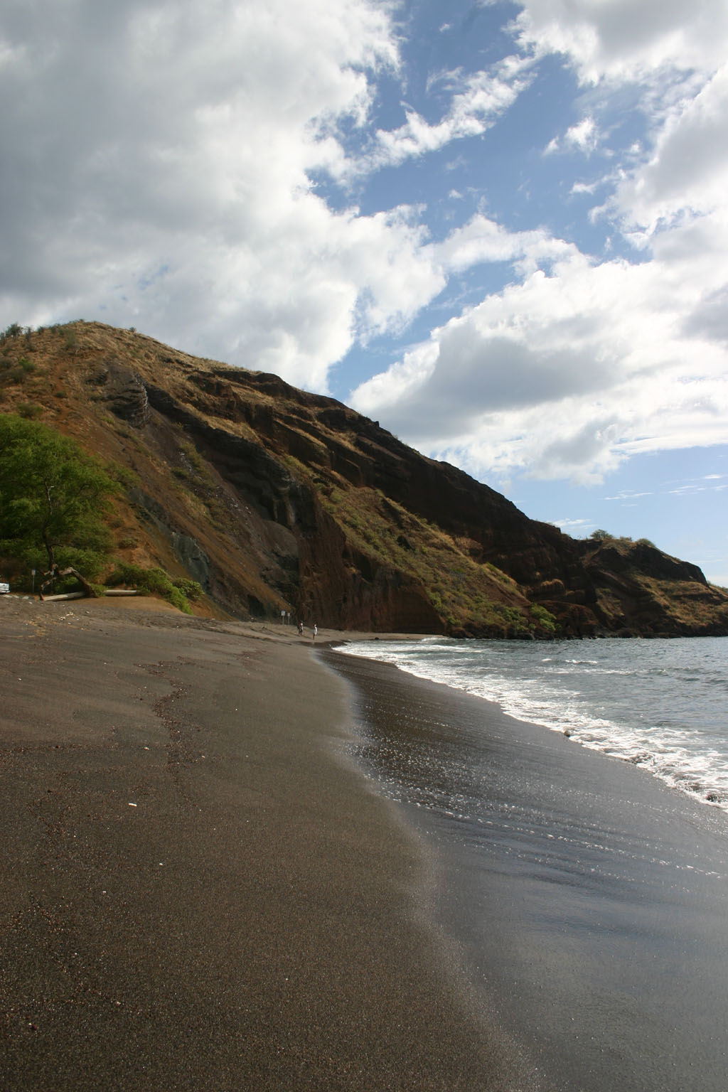 Oneuli Black Sand Beach